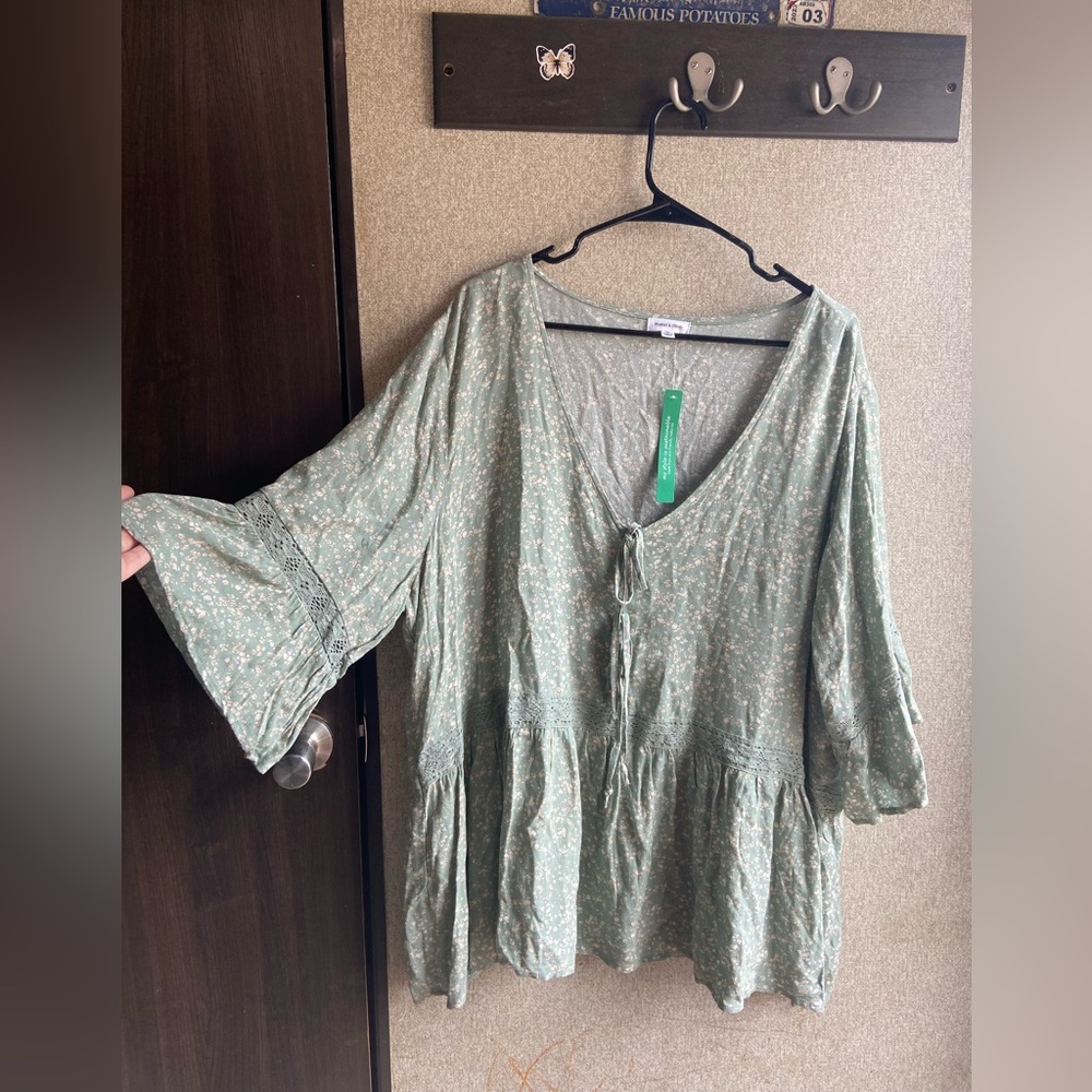 Ditsy floral blouse 3x lightweight flowy 100% rayon green spring Thread & clover